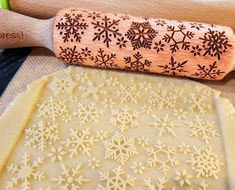 Embossed Cookies Recipe Rolling Pins, Cookie Recipe For Embossed Rolling Pin, Rolling Pin Cookies, Snowflakes Cookies, Dust Painting, Stamped Cookies, Cookie Press Recipes, Embossed Rolling Pin, Bake Goods