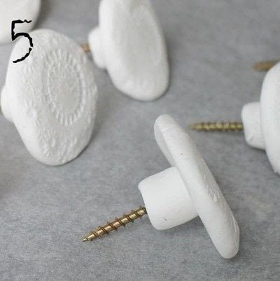 Clay Hooks Diy, Clay Wall Hooks, Diy Furniture Handles, Fimo Clay Ideas, Diy Wall Hooks, Clay Hooks, Diy Door Knobs, How To Make Ceramic, Furniture Make