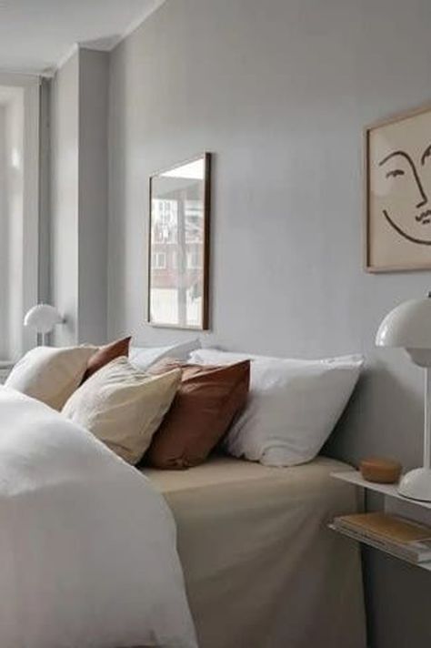 A small bedroom with light grey walls, bright color accents Light Grey Bedroom Ideas, Light Grey Bedroom, Neutral Room Design, Light Gray Walls, Bedding Beige, Beige Accessories, Historic Apartment, Light Gray Bedroom, Grey Bedroom Ideas