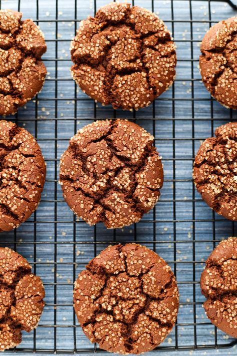 Vegan Molasses Cookies - ilovevegan.com Vegan Molasses Cookies, Cookies Healthy, Vegan Cookie, Vegan Cookies Recipes, Easy Vegan Dessert, Molasses Cookies, Vegan Christmas, Vegan Dessert Recipes, Vegan Treats