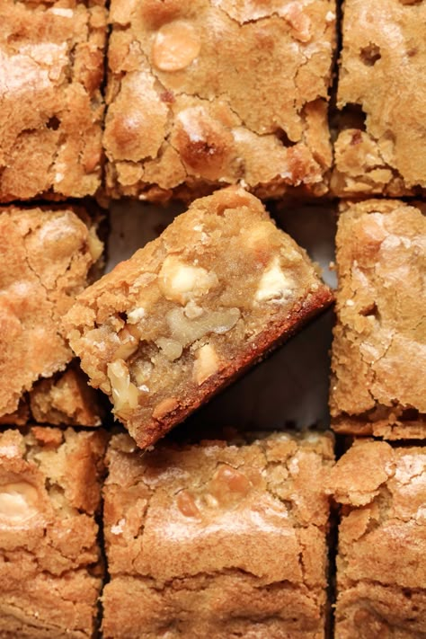 Fudgy White Chocolate Walnut Blondies ⋆ Mandy Macc Bakes Walnut Blondies Recipe, Walnut Blondies, White Chocolate Blondies Recipe, Banana Walnut Pancakes, Chocolate Walnut Brownies, White Chocolate Desserts, White Chocolate Blondies, White Chocolate Macadamia, Walnut Recipes