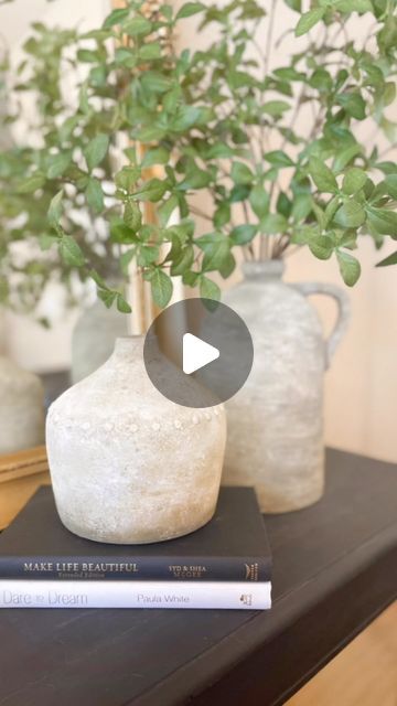 Painted Vases Ideas Simple, Spray Paint Vases Diy, Painting A Vase Ideas, Textured Spray Paint Vase, Diy Stone Vase Baking Soda, Baking Soda And Paint, Paint And Baking Soda Vases, How To Paint A Vase, Paint With Baking Soda