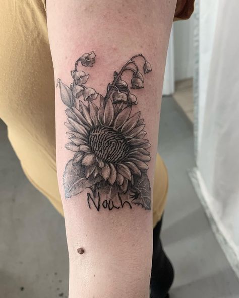 This memorial piece, done by @jenskinart is of a fingerprint inside of a sunflower in a black and grey realistic style. Fine highlights and lowlights! Sunflower With Fingerprint Tattoo, Sunflower Memorial Tattoo Mom, Sunflower Fingerprint Tattoo, Fingerprint Memorial Tattoos, Fingerprint Tattoo Memorial, Fingerprint Tattoo Ideas Unique, Fingerprint Tattoo Ideas, Evan Tattoo, Fine Highlights