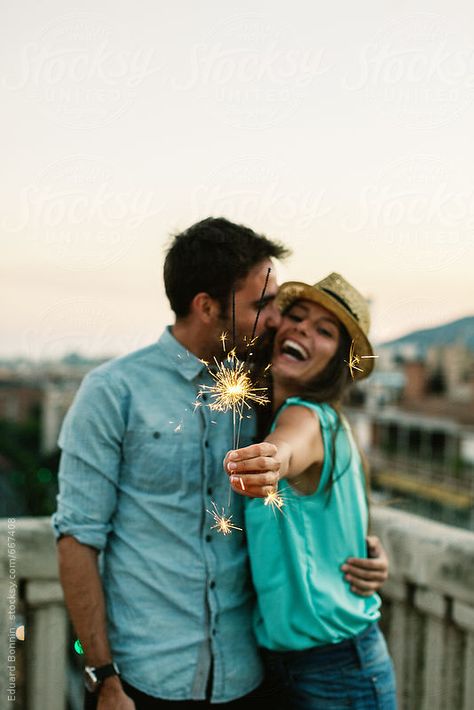 Couple Birthday Shoot Ideas, Couple Sparkler Pictures, Couple Poses Birthday, Birthday Couple Pictures, Couple Birthday Photoshoot Ideas, Birthday Couple Photoshoot, Couple Birthday Photoshoot, Couple Birthday Ideas, Couples Birthday Photoshoot