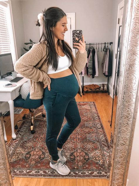 Pregnant Joggers Outfit, Workout Outfits Pregnant, Pregnant Athletic Outfits, Maternity Yoga Outfit, Sporty Maternity Outfit, Athletic Maternity Outfits, Maternity Sweatpants Outfit, Pregnant Athleisure Outfits, Maternity Joggers Outfit