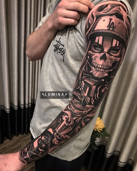 Herren Hand Tattoos, Chicano Tattoos Sleeve, Catrina Tattoo, Skull Sleeve Tattoos, Gangsta Tattoos, Chicano Style Tattoo, Graffiti Tattoo, Men Tattoos Arm Sleeve, Chicano Tattoos