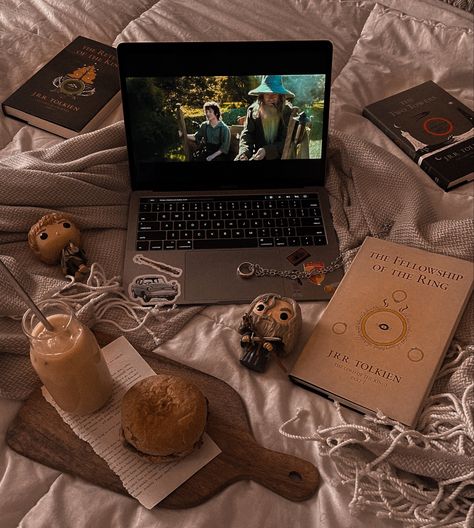 Night Movies Aesthetic, Watching Aesthetic Tv, No Time Aesthetic, Watch A Movie Aesthetic, Amal Core Aesthetic, Watching Movie Astethics, Hobby Watching Movie, Lord Of The Rings Night, Ciara Core Aesthetics