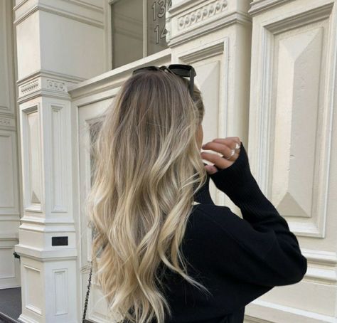 Blonde Hair With Shadow Root And Lowlights, Grown Out Blonde Hair, Party Tips And Tricks, Summer Blonde Hair, Dark Roots Blonde Hair, Party Tips, Dirty Blonde Hair, Schwarzkopf Professional, Dark Blonde Hair