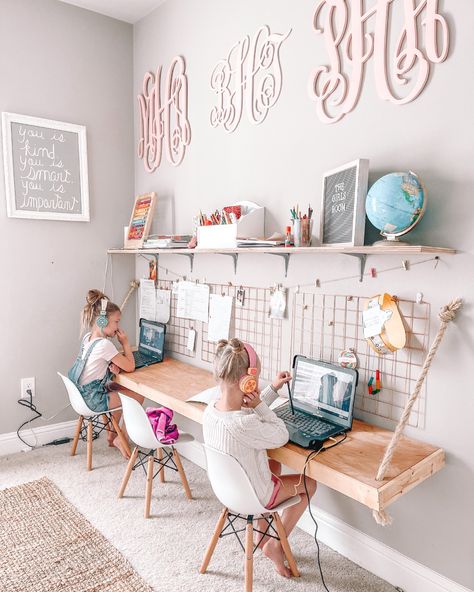 Playroom Desk, Kids Study Room, Kids Study Area, Homeschool Room Design, Kids Room Desk, Homework Room, Sister Room, Kids Study Table, Study Area