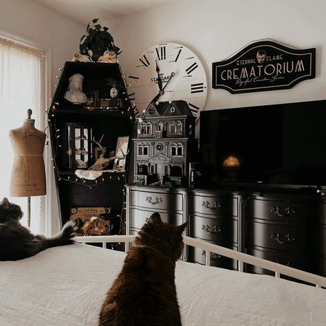 Classy Gothic Home Decor, Goth Camper Interior, Goth Apartment Aesthetic, Emo Home Decor, Grunge House Aesthetic, Goth Minimalist Home, Dark Themed Bedroom, Cozy Goth Bedroom, Boho Goth Decor