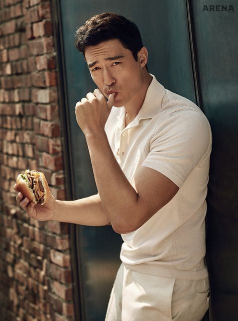 Daniel Henney, Korean Actor and model eating a cheeseburger Daniel Henny, Dennis Oh, Henry Golding, Daniel Henney, Good Looking Men, Celebrity Photos, Celebrity Weddings, Korean Actors, Men's Style