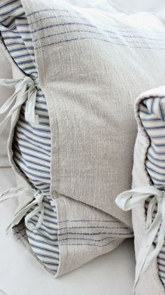 Farmhouse Bedding, Primitive Kitchen, Sewing Pillows, Striped Pillow, Rustic Pillows, Lifestyle Trends, Country Farmhouse Decor, Diy Pillows, Sewing Projects For Beginners