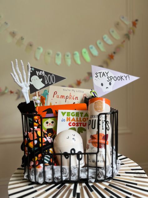 Spooky Baskets For Kids, Halloween Basket Ideas, Snack Halloween, Spooky Sweets, Halloween Decorations Apartment, Spooky Basket, Huggable Teddy Bear, Spooky Halloween Gifts, Halloween Gift Baskets