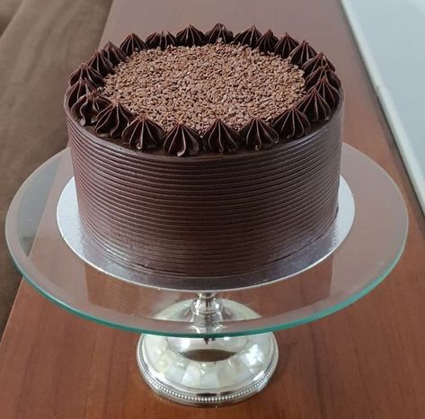 Chocolate Ganache Cake Design, Truffle Cake Designs, Chocolate Truffle Cake Designs, Chocolate Cake Design Ideas Simple, Simple Chocolate Cake Decoration, Homemade Chocolate Cupcakes, Cake Recipes At Home, Buttercream Cake Designs, Chocolate Ganache Cake