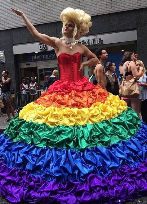 Pride Costume Ideas, Pride Parade Ideas, Nyc Pride Parade, Pride Dress, Lgbt Culture, Creative Outfit Ideas, Nyc Pride, Queen Of The Desert, Rainbow Clothing