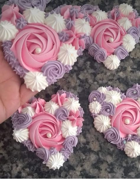 Valentines Meringues, Cookies Packaging Ideas Creative, Meringue Decoration, Pink And Purple Cupcakes, Meringue Flowers, Cookies Packaging Ideas, Valentines Bakery, Meringue Pops, Meringue Cookie Recipe