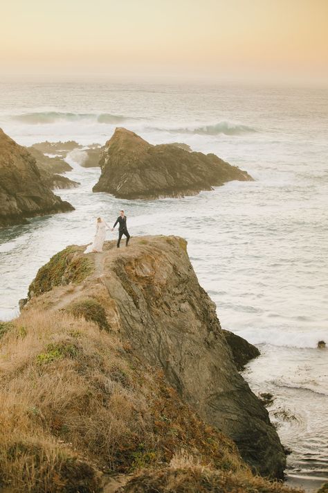 Epic wedding photo on a cliff overlooking the ocean. Scenic elopement wedding in Medocino California. Wedding photo by Kristen Booth Photography.  #elopement #mendocino #destinationwedding Fairytale Elopement, Beach Wedding Venues California, Cliff Elopement, Northern California Beaches, Northern California Elopement, Wedding Locations California, Cliff Wedding, California Beach Wedding, Cornish Wedding