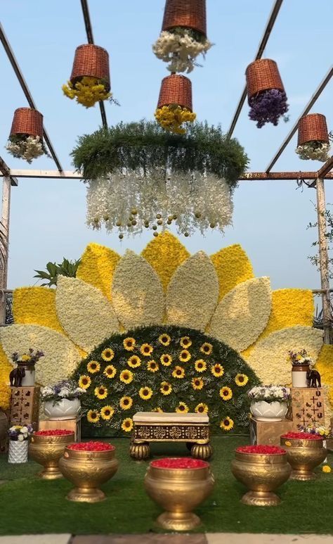 Outdoor Holud Decoration, Haldi Decoration Outdoor Ideas, Mehndi Mandap Decoration, Best Haldi Decoration, Haldi Mehndi Backdrop, Haldi Outdoor Decorations, Wedding Reception Backdrop Indian, Indian Wedding Events Ideas, Indian Haldi Decoration Ideas