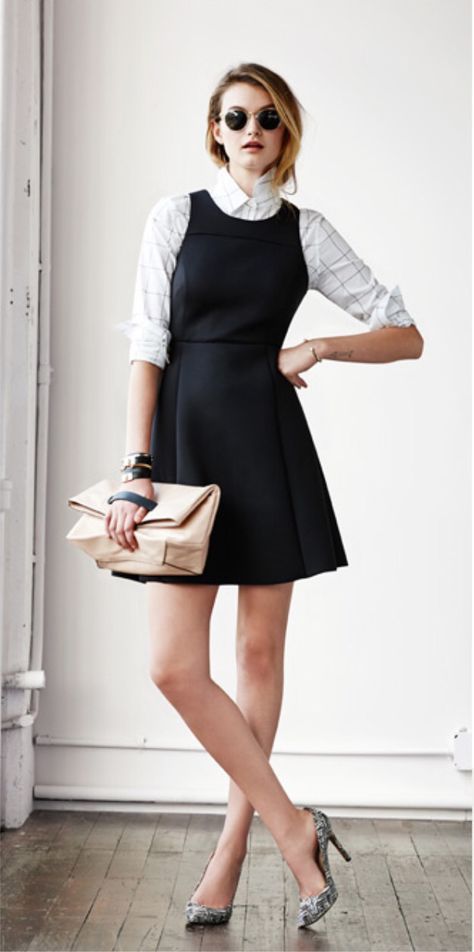 White shirt under black dress White Shirt Under Dress Outfit, Shirt Under Dress Outfit, Shirt Under Dress, Black Dress Shirt, Below The Knee Dresses, Grunge Dress, Black Dress Outfits, Looks Street Style, Under Dress