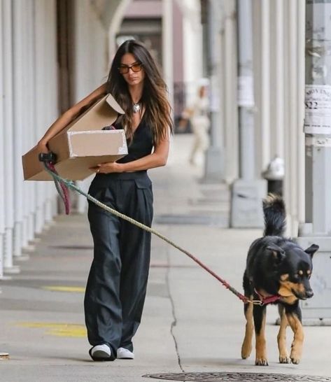 Emrata Outfits, Em Rata Style, Emily Ratajkowski Style, Preppy Girl, Famous Fashion, Summer Outfit Inspiration, Emily Ratajkowski, Dog Jacket, Celebrity Street Style