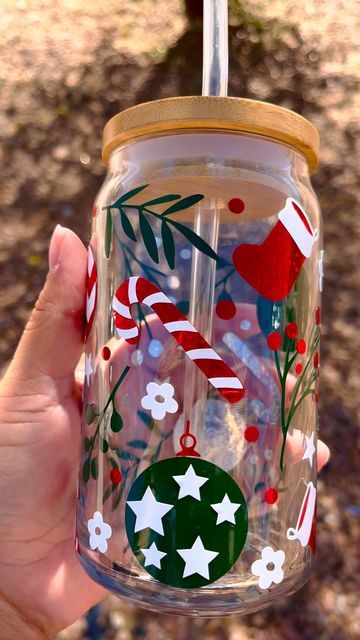 Cricut Cups, Painting Glass Jars, Christmas Cups, Diy Glass Bottle Crafts, Starbucks Christmas, Christmas Cup, Diy Cups, Glass Bottle Crafts, October 27