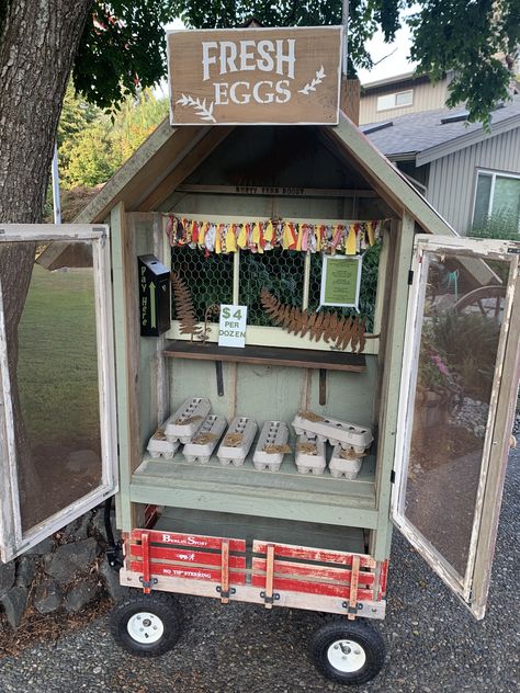 Egg For Sale Stand, Mini Farmers Market Stand, Farm Stand Made From Pallets, Roadside Stand On Wheels, Farmstand Money Box Ideas, Farm Stand Money Box Ideas, Micro Farming Ideas, Diy Chicken Egg Stand, Cash Box For Farm Stand