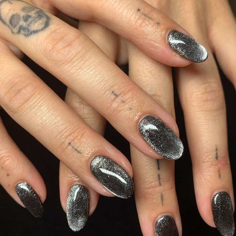 Black And Silver Cat Eye Nails, Black Cat Eye Nail Ideas, Grey Cat Eye Nails, Black Magnetic Nails, Car Eye Nails, Black Cat Eye Nails Design, Silver Cat Eye Nails, Black Cat Eye Nails, Magnetic Polish