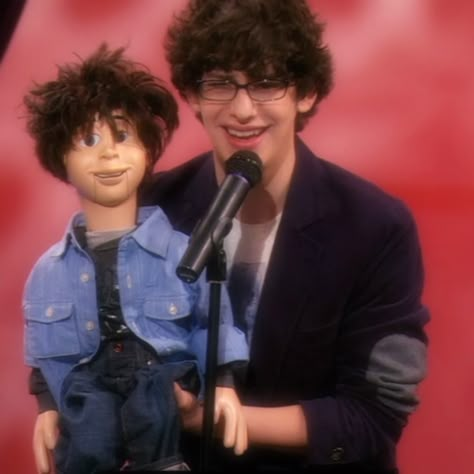 Robbie Shapiro(VICTORIOUS) Robbie Shapiro Victorious, Robby Victorious, Robbie Shapiro Aesthetic, Robbie Shapiro Icons, Victorious Characters, Robbie Victorious, Robbie Shapiro, Nerdy Men, Matt Bennett