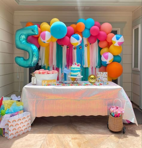 Summer Birthday Ideas For Kids, Pool Party For Girls Birthday, Pool Birthday Party Themes, Water Splash Birthday Party, 3rd Birthday Summer Party Ideas, Pool Party 3rd Birthday, Summer Pool Birthday Party Ideas, Simple Pool Party Decorations, Pool Party Girl Birthday