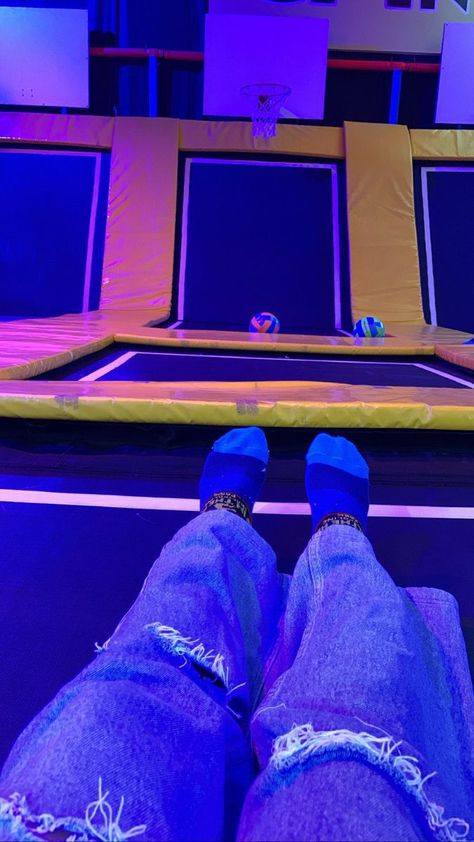 Aesthetic Trampoline Park, Trampoline Park Aesthetic Friends, Trampoline Park With Friends, Fun Story Ideas Instagram, Trampoline Park Date, Urban Air Birthday Party, Trampoline Park Aesthetic, Aesthetic Summer Activities, Jump Park