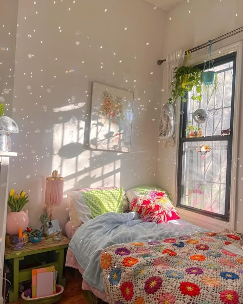 Kidcore Bedroom, Maximalist Homes, Simple Interiors, Interiors Bedroom, Uni Room, Dream Apartment Decor, Dorm Inspo, Pinterest Room Decor, Cozy Room Decor