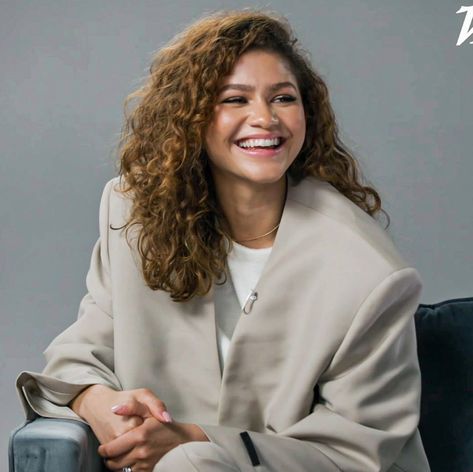 Zendaya Body, Fotos Hd 4k, Estilo Zendaya, Zendaya Maree Stoermer Coleman, Zendaya Coleman, Fashion Line, Famous Celebrities, Pretty Woman, Curly Hair