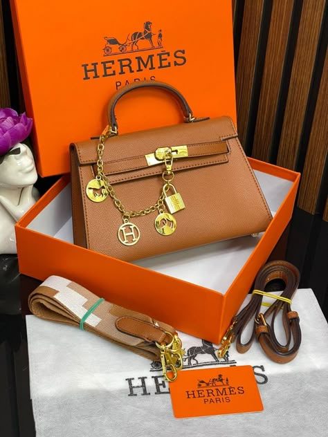 Hermes Bag Aesthetic, Brandname Bag, Casual Sporty Outfits, Luxury Bags Collection, Luggage Store, Versace Handbags, Trendy Handbags, Luxury Purses, Fancy Bags