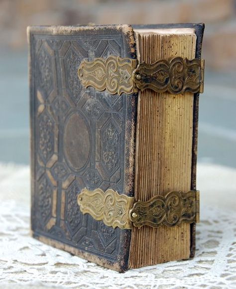 I think this is an old photo album and not a book, but it is still neat looking Miniature Book, Vintage Book Covers, Up Book, Album Book, Leather Books, Book Images, Handmade Books, Old Book, Alam Yang Indah