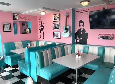 Diner Interior Design Retro, Diner Decor Ideas, Retro Cafe Interior, Elvis Decor, 50s Dinner, 1950’s Kitchen, Diner Booth, Diner Aesthetic, Coin Café