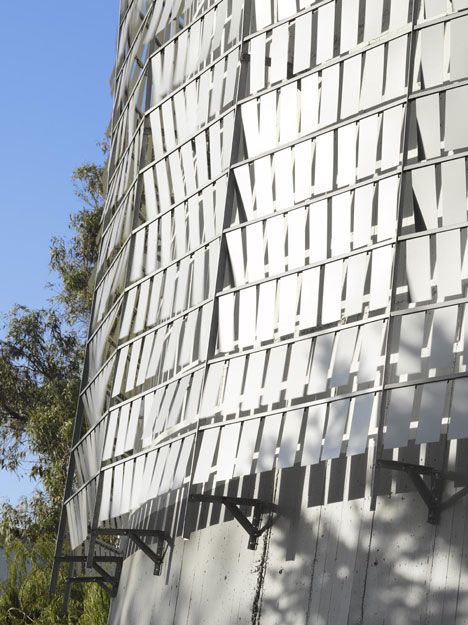 Water Tower, Chile by architect Mathias Klotz. The exterior metal panels ripple like a pond disturbed by gentle winds.  "The idea was to produce a skin whose surface was altered by the wind so as to resemble the appearance of the surface of the water when the wind is changed," explained the studio. Wind Architecture, Kinetic Architecture, Wind Design, Online Architecture, Arch Building, Architecture Drawing Presentation, Paper Art Sculpture, Facade Material, Architecture Magazine