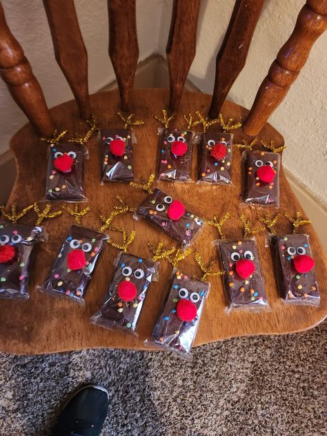 Christmas Party Treat Bags, Christmas Treats Daycare, Goody Bags For Christmas, Christmas Gifts For School Friends, Kids Christmas Goody Bags, Goodie Bags For Students, Christmas Snack For Kids School, Christmas Gift To Students, Classmates Christmas Gifts Kids