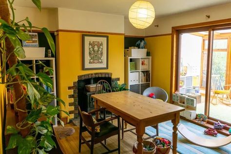 Green And Yellow Dining Room, Dining Room Yellow Walls, 70s Inspired Dining Room, Chartreuse Dining Room, Yellow Dining Room Walls, Mustard Yellow Dining Room, Yellow Dining Room Ideas, Mustard Dining Room, Yellow Dining Room Decor