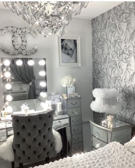 6 Me gusta, 0 comentarios - Mimy Bongiorno Designer (@mimysdesigns) en Instagram: "What do you think of the details on this makeup area? 💎I am in love with everything! 😍 Double tap…" Make Your Apartment Look Expensive, Boujee Apartment, Easy Home Decor Ideas, Decorating Apartment, Apartment Cozy, Glam Bedroom Decor, Luxury Room Bedroom, Bedroom Decor For Teen Girls, Apartment Bedroom Decor