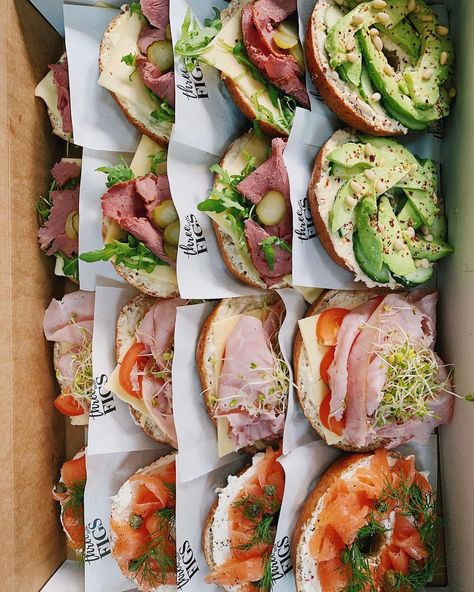 Bagel Box Ideas, Bagel And Croissant Bar, Bagel Food Truck, Mini Bagel Display, Aesthetic Cafe Food, Bagel Breakfast Board, Bagel Display Brunch Ideas, Bagels Aesthetic, Aesthetic Bakery