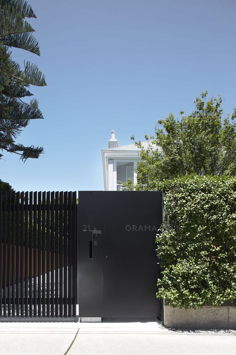 Image 6 of 29 from gallery of Orama Residence / smart design studio. Photograph by Sharrin Rees Pintu Interior, Black Gate, Modern Gate, Desain Pantry, Front Gate Design, Entrance Gates Design, House Gate Design, Front Gates, Lan Can