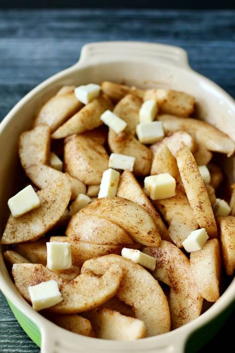 Baked Pears Healthy, Pear Recipes Appetizer, Pear Recipes Healthy, Fresh Pear Recipes, Baked Pears Recipe, Pears Dessert, Pear Recipes Easy, Fruit Deserts, Baked Pear