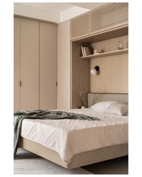 This guest bedroom exudes calm with light-toned finishes, featuring dyed oak wood veneer and beige textured laminate on wardrobes for added depth. The bed is designed to float above the floor, creating openness and maximizing space, while built-in shelves offer extra storage. Perforated shutters neatly conceal the AC unit, keeping the design sleek. A subtle green headboard adds a touch of color, complemented by custom bedside lights and built-in side tables. The paneled TV wall transitions in... Paneled Tv Wall, Bed Wardrobe, Green Headboard, Oak Wood Veneer, Bedside Lights, Above Bed, Bedside Lighting, Built In Shelves, Tv Wall