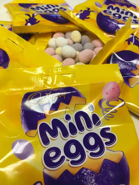 Who doesn't love mini eggs at easter? Cadbury's mini eggs are the perfect snack especially for those who gave up chocolate for lent, the perfect timing! Mini Eggs Packet, Cadbury Mini Eggs, Mini Egg, Mini Eggs Aesthetic, Dash Lily, Sleepover Snacks, Egg Biscuits, Chocolate Basket, Cadbury Eggs