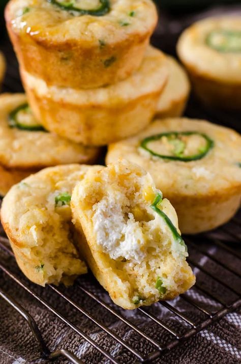 Kick up your cornbread game! These spicy, cheesy Jalapeno Popper Cornbread Muffins are the perfect side for fried chicken, chili, or just by themselves with a drizzle of honey! Sides For Fried Chicken, Fried Chicken Side Dishes, Chili Side Dishes, Chili Sides, Cornbread Muffins Recipe, Chili Dinner, Side Dishes For Chicken, Cornbread Muffins, Biscuit Recipes