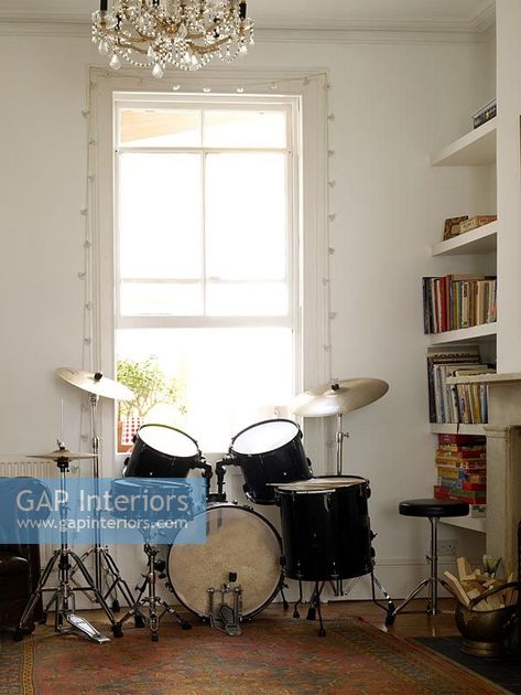 Living room with drum kit Drum Practice Room, Kitchen Remodel Plans, Band Room, Drum Room, Music Rooms, Den Ideas, Creative Room, Drum Light, Drum Kit