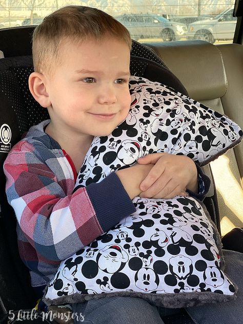 Sew Travel Pillow, Car Seat Pillow Diy Free Pattern, Car Seat Pillow Diy, Diy Kids Pillows, Travel Pillow Diy, Travel Pillow Pattern, Kids Travel Pillows, Seat Belt Pillow, Car Seat Pillow