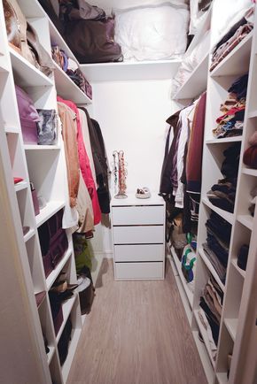 Voici un nouveau projet terminé d'un petit dressing réagencé. Au départ, une toute petite pièce avec quelques étagères qui manquaient de... Elegant Dorm Room, Closet Small Bedroom, Closet Remodel, Closet Room, Dream Closets, Room Closet, Room Planning, Dressing Room Design, Bathroom Kids