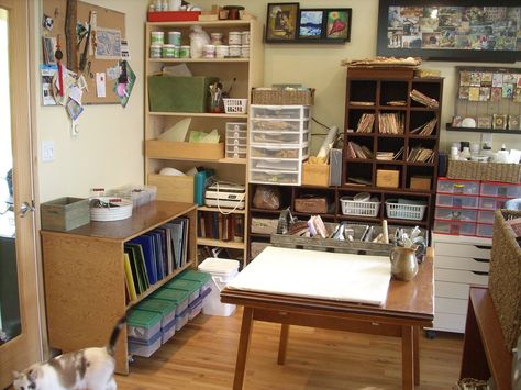 stained glass studio organization crafts Art Supplies Storage Ideas, Stained Glass Furniture, Workspaces Design, Glass Organization, Dream Art Room, Studio At Home, Craft Spaces, Diy Staining, Stained Glass Studio