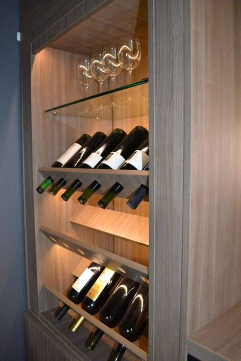 Aquí puedes encontrar fotos con ideas de diseño de interiores. ¡Inspírate! Display Ideas For Collectables, Wine Cabinet Design, Wine Cellar Closet, Home Wine Bar, Cart Bar, Basement Ideas Bar, Bar Basement Ideas, Wine Closet, Home Bar Cabinet